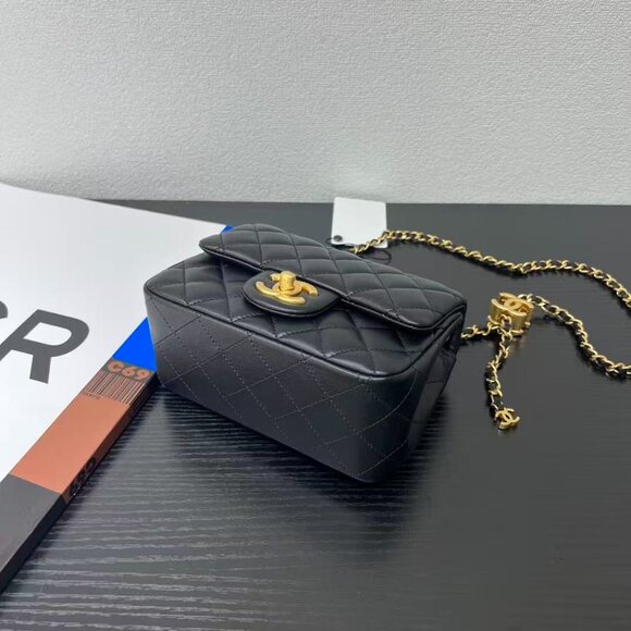 Classic CHANEL Bag: A Stylish and Versatile Choice for Elegance - Picture 3 of 6